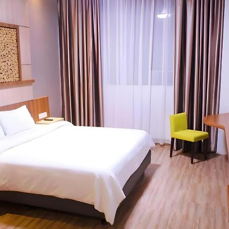 Ayola First Point Hotel Pekanbaru Exterior foto