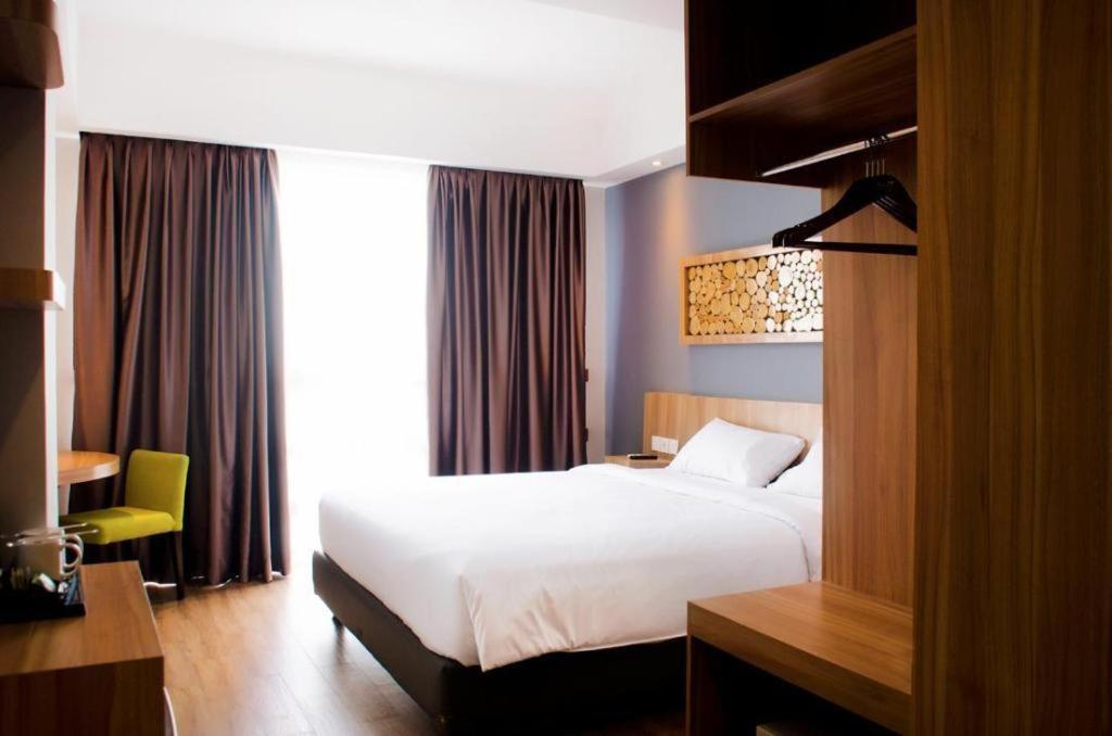 Ayola First Point Hotel Pekanbaru Exterior foto