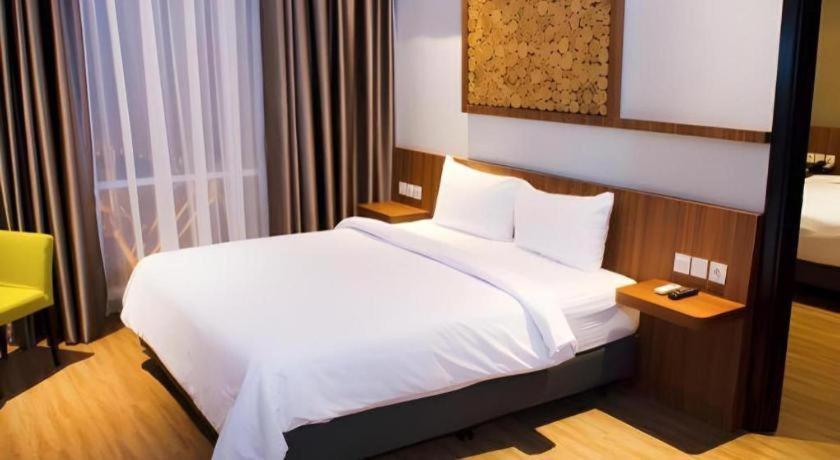 Ayola First Point Hotel Pekanbaru Exterior foto