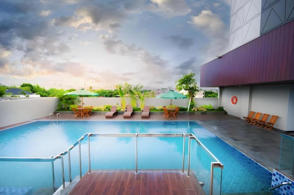 Ayola First Point Hotel Pekanbaru Exterior foto
