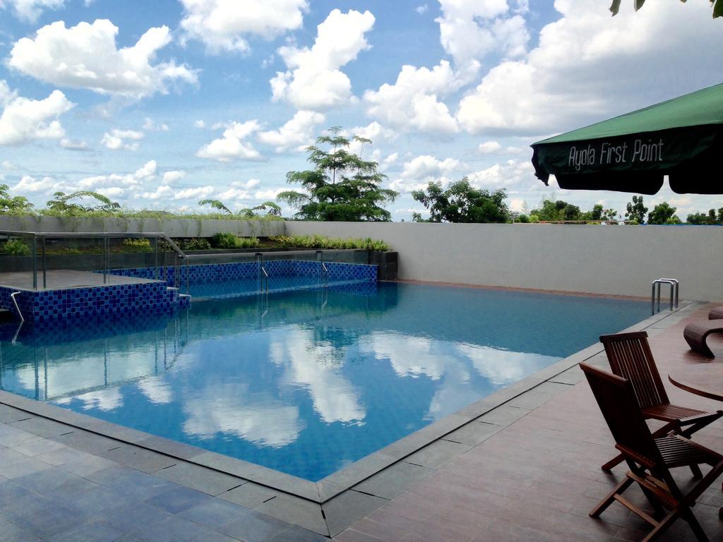Ayola First Point Hotel Pekanbaru Exterior foto
