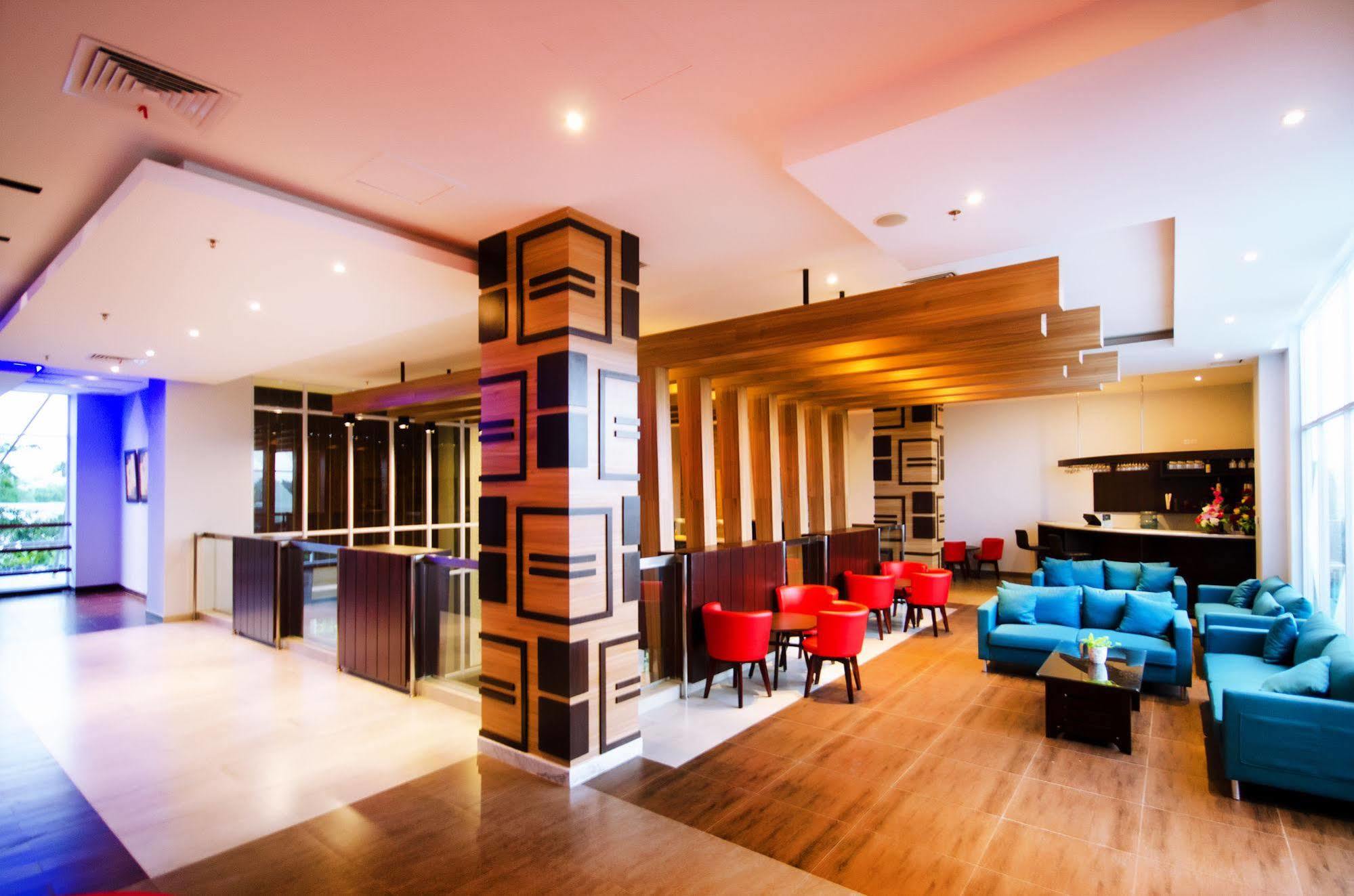 Ayola First Point Hotel Pekanbaru Exterior foto