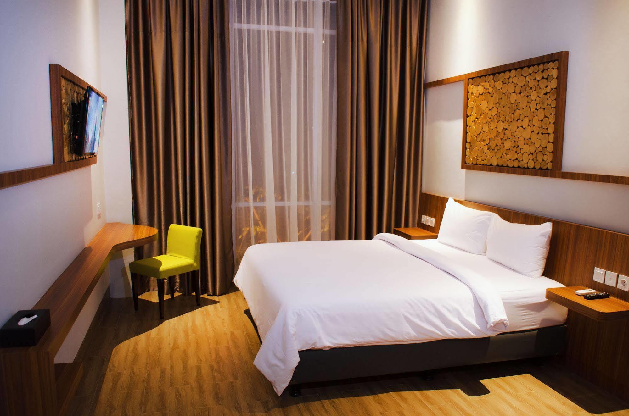 Ayola First Point Hotel Pekanbaru Exterior foto