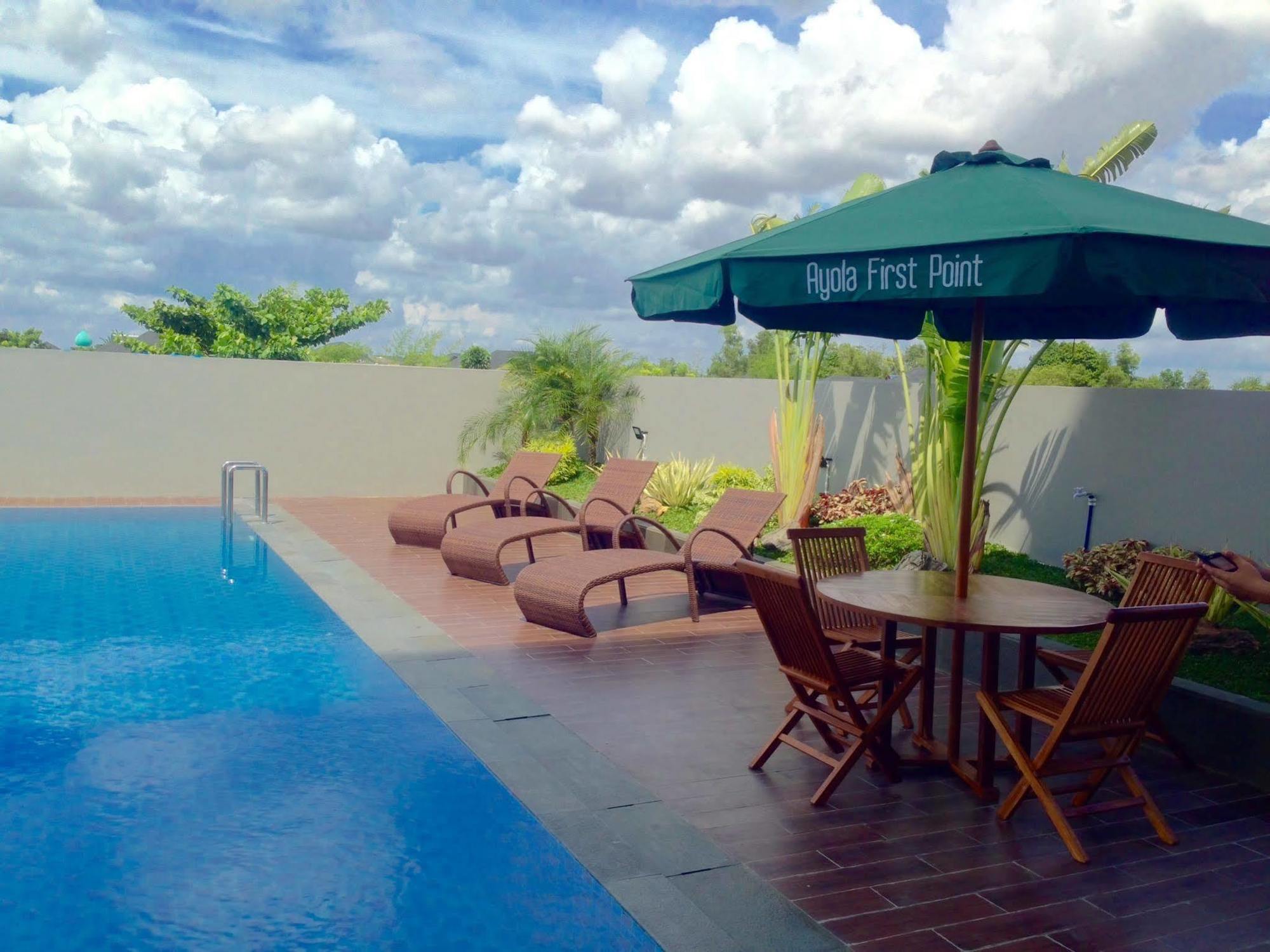 Ayola First Point Hotel Pekanbaru Exterior foto