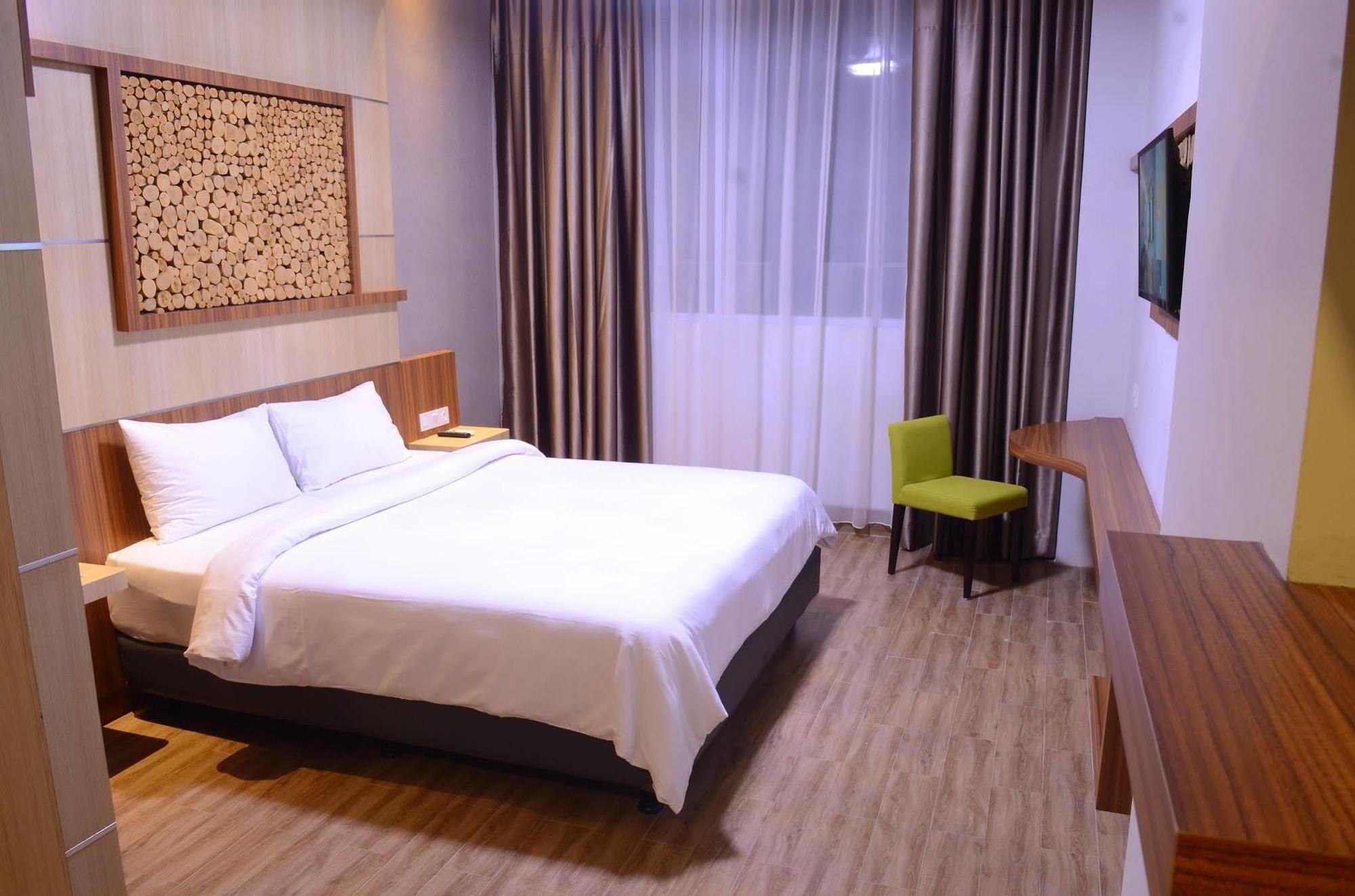Ayola First Point Hotel Pekanbaru Exterior foto