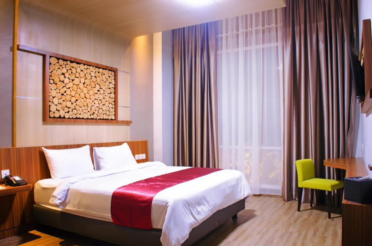 Ayola First Point Hotel Pekanbaru Exterior foto